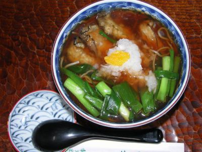 宮城の生食用「もち牡蠣」と京都の「九条ネギ」を使用した熱い汁蕎麦です、素材仕入の関係で冬季限定で前日までにお電話にて。【牡蠣蕎麦】