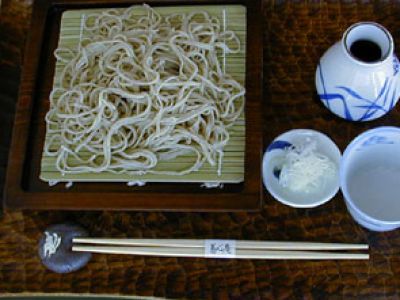 国内産の石臼挽きそば粉を使用、蕎麦粉１０：つなぎ粉２（外２と言います）、麺つゆの渾然一体として切れの良い味を堪能してください。【せいろ蕎麦】